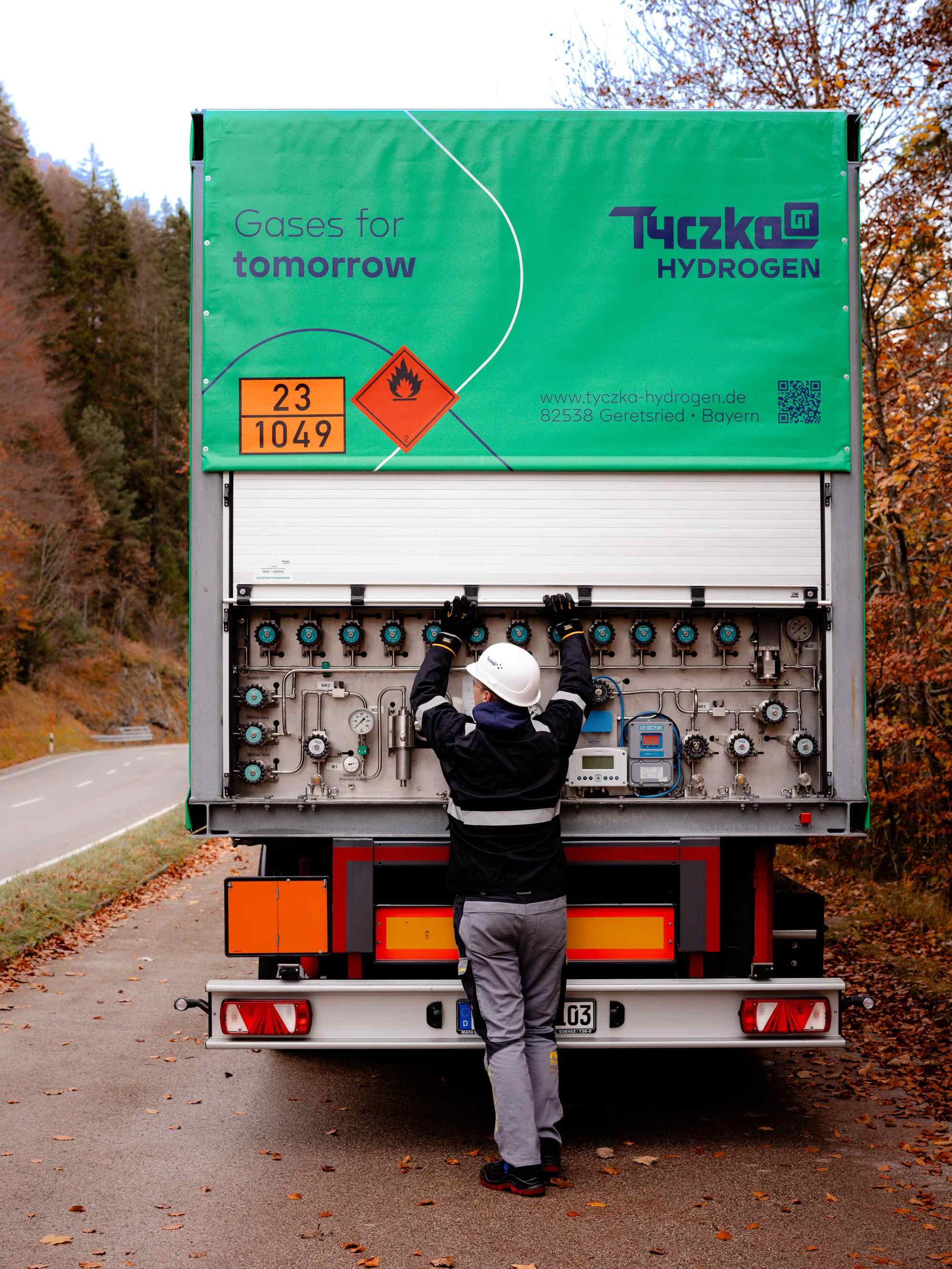 Wasserstoff_Trailer_mit_Mensch_Technik_Tyczka_Hydrogen_Header
